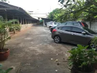 ทีอาร์ เกสต์เฮาส์ - ที่มีที่จอดรถ