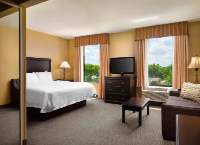 Hampton Inn & Suites Dallas-DFW Arpt W-SH 183 Hurst فنادق في Hurst