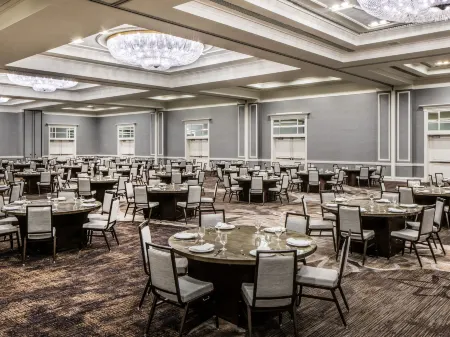 Hyatt Regency Long Island Отели рядом с достопримечательностью «Государственный колледж Эмпайр»