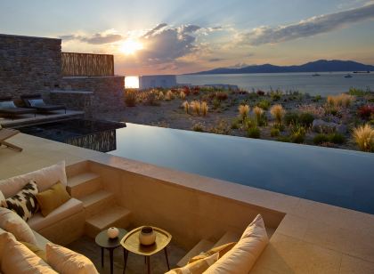 Bonzoe Suites & Villas