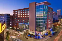 The Westin Memphis Beale Street Các khách sạn gần Rhodes College
