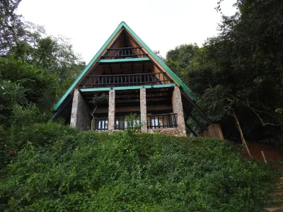 Madrugada Hotels near Nyangombe