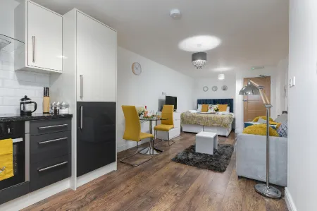 Kvm - City Apartments Отели рядом с достопримечательностью «Longthorpe Tower»