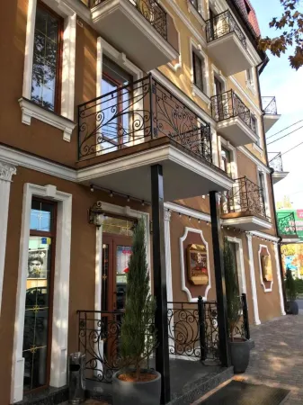 Boomerang Boutique Hotel Отели рядом с достопримечательностью «Храм святого апостола Луки»