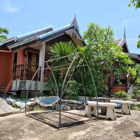 Sawasdee Sichang Resort Отели рядом с достопримечательностью «Ко Си Чанг»