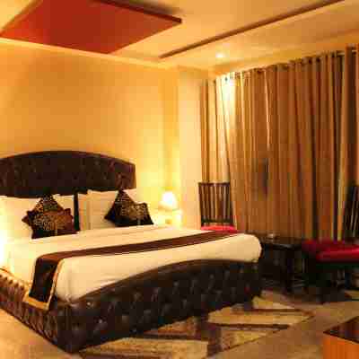 Hotel Karan Holidays Near Pitampura Metro Station Rooms