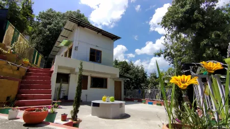 Himalaya View Отели рядом с достопримечательностью «Golu Devta temple»