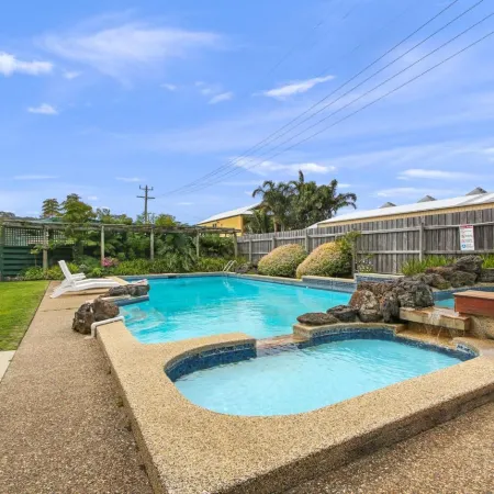 Comfort Inn & Suites Lakes Entrance Отели рядом с достопримечательностью «Кунварра Фэмили Холидей Парк»