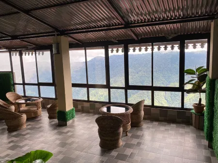 Tripoo Potala Palace Отели рядом с достопримечательностью «Darjeeling Himalayan Railway Toy Train»