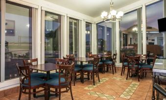 Super 8 by Wyndham San Marcos