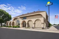 Days Inn by Wyndham Austin Отели рядом с достопримечательностью «Buffy The Cow»