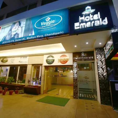 Hotel Emerald Отели рядом с достопримечательностью «Центр Ле Корбюзье»