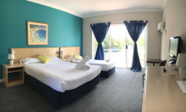 Seaside Garden Retreat Accommodation - Housity