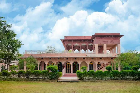 Club Mahindra Bharatpur Отели рядом с достопримечательностью «SURAJPOL GATE»