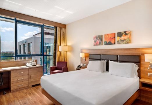 힐튼 가든 인 세비야의 깔끔한 객실 인테리어