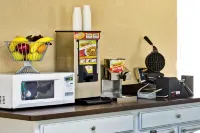 Super 8 by Wyndham Gainesville - breakfast
