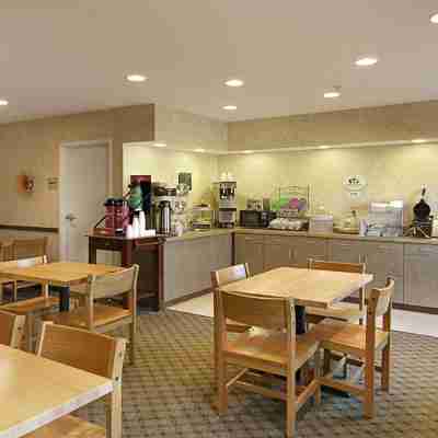 Super 8 by Wyndham Topeka at Forbes Landing Dining/Meeting Rooms