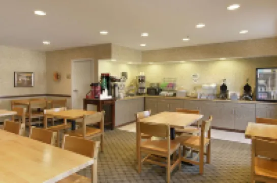 ซุปเปอร์ 8 บายวินด์แฮม โทพีกา ที่ฟอร์บส์แลนดิ้ง