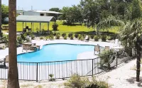 Americas Best Value Inn Beeville - piscine