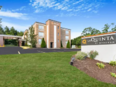La Quinta Inn & Suites by Wyndham Sturbridge スターブリッジのホテル