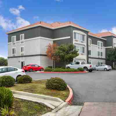 La Quinta Inn & Suites by Wyndham Visalia/Sequoia Gateway Hotel Exterior