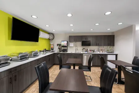 Super 8 by Wyndham Fort McMurray Отели в г. Форт Макмюррей