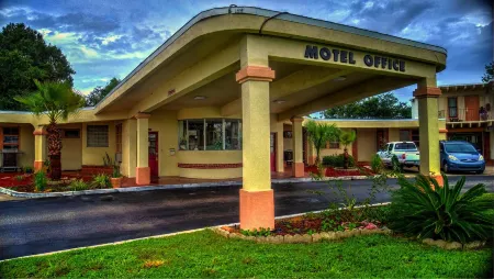 Nassau Holiday Motel