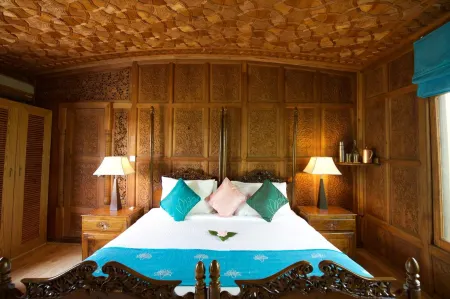 Sukoon Houseboat Dal Lake Отели рядом с достопримечательностью «Индира Ганди Мемориал Тьюлип Гарден»