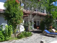 Family House Hotel Kuta فنادق في بوجوت