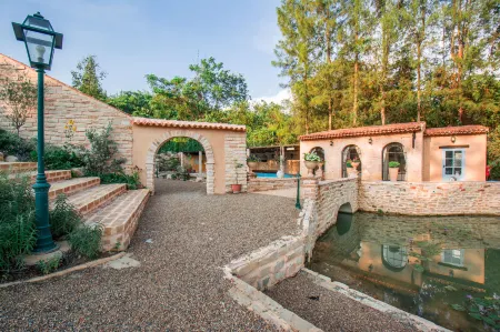 Moon River Village Отели рядом с достопримечательностью «Wat Khao Phaeng Ma»