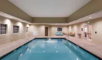 La Quinta Inn & Suites by Wyndham Clinton Historic Route 66 - Pools