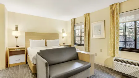 Staybridge Suites Columbia - Baltimore Отели рядом с достопримечательностью «Belmont Manor & Historic Park»