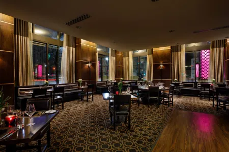 Ambassador Hotel Wichita, Autograph Collection Отели рядом с достопримечательностью «Paul Laurence Dunbar Park»