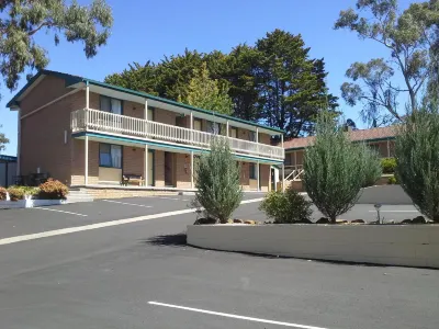 Hideaway Motor Inn Hotels near University of New England
