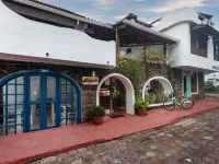 Hostal North Seymour Hotels near Astrea