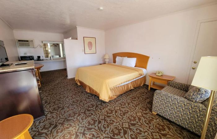 Emerald Inn & Lounge