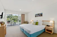 Quality Suites Pioneer Sands - Kitchens