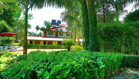 The Golden Leaves Cafe And Cottages Отели в г. Чампават