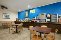 Days Inn by Wyndham Hardeeville/ I-95 State Line - breakfast