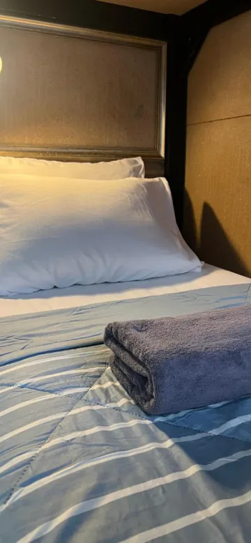 เตียงในห้องพักรวมชายหญิงแบบ 6 เตียง