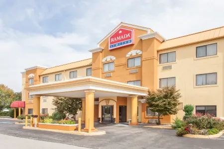 Ramada Limited Decatur Отели в г. Форсайт