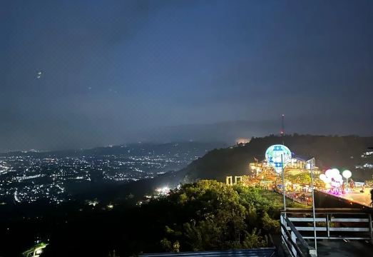 Contana Glamping의 족자카르타 시내 야경 뷰