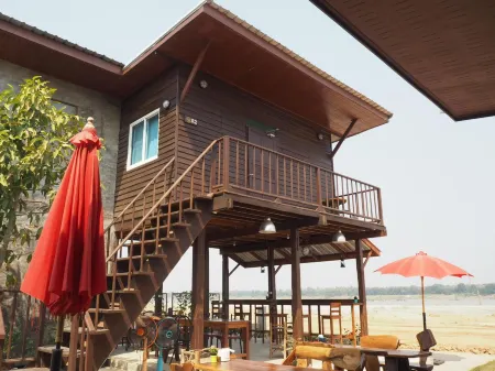 NawiengkaeRiverview Resort Отели рядом с достопримечательностью «Chao Mae Song Nang Phi Nong Shrine»