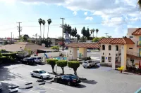 Days Inn by Wyndham Anaheim Near the Park - parkir