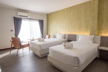 Socool Grand Hotel Отели рядом с достопримечательностью «Wat Klang Nang Rong»