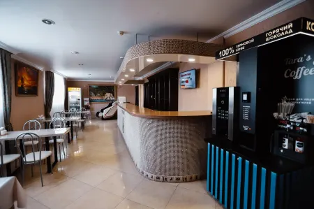 Михеев на Молодежной Отели рядом с достопримечательностью «Свято-Троицкий мужской монастырь»