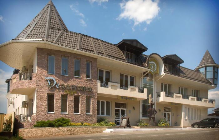 Delmont Hotel