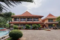 RedDoorz Plus Near Tugu Mercusuar Anyer - parcheggio