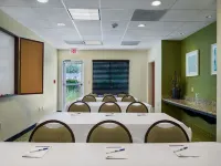 Holiday Inn Express & Suites SAVANNAH - MIDTOWN by IHG Hotels near Hunter Golf Course
