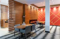 Four Points by Sheraton Edmonton International Airport - Swimmingpools